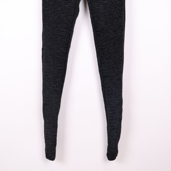 Ben och underben av tights med tydlig struktur