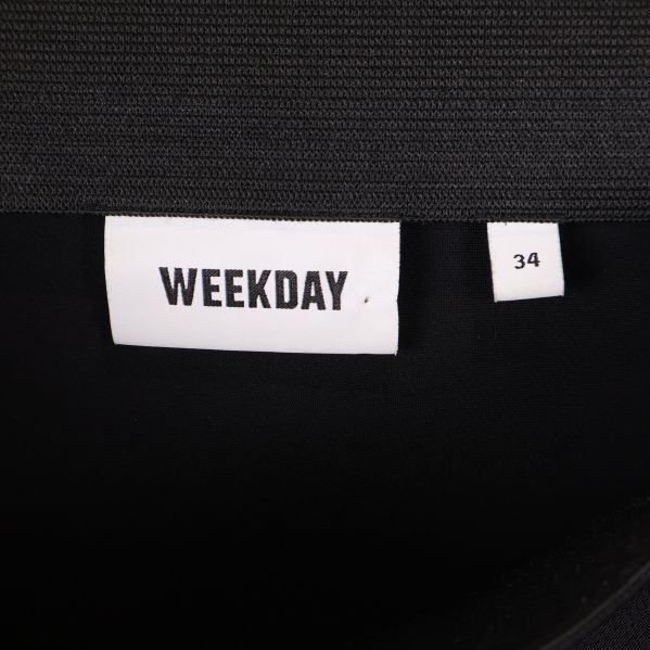 Weekday-logotyp och storlekslapp med storlek 34