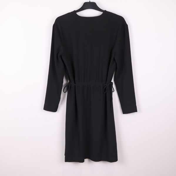 Svart klänning med lång ärm visad bakifrån