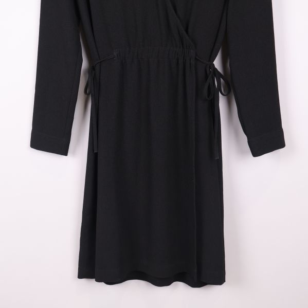 Närbild nertill på svart klänning med lång ärm