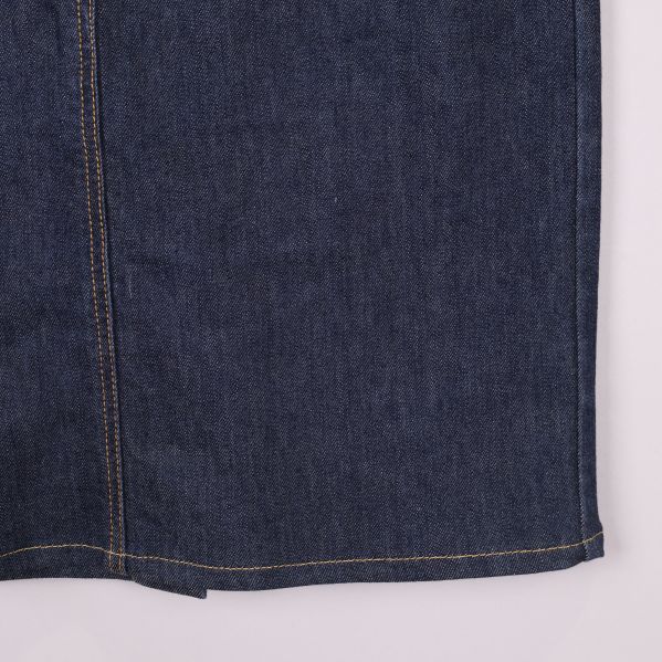 Närbild på nederkanten av jeanskjolen i denim