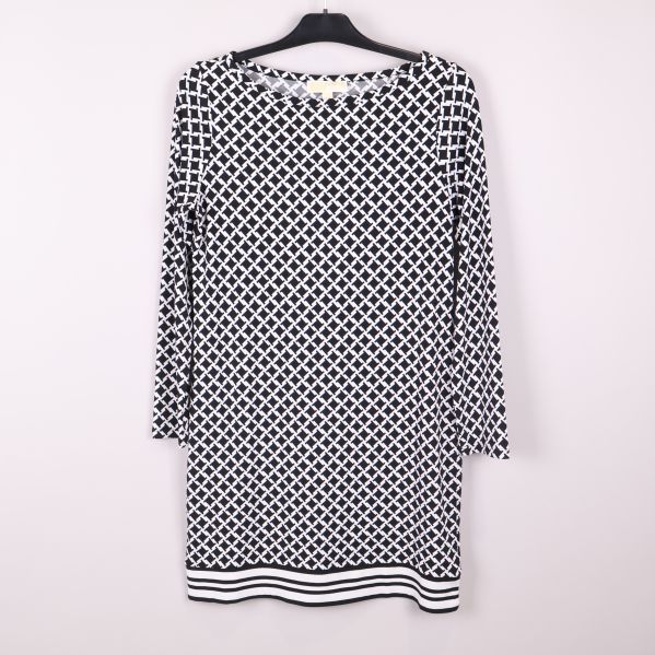 Svartvit grafiskt mönstrad klänning framifrån