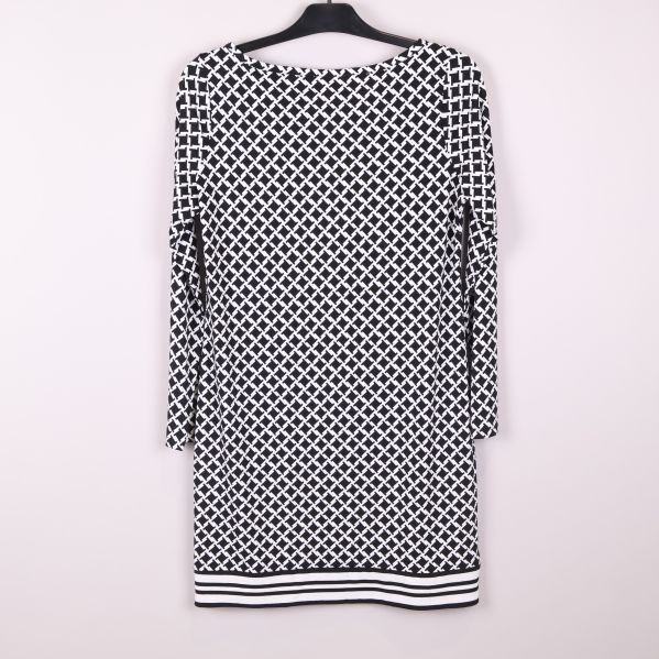 Svartvit grafiskt mönstrad klänning bakifrån 