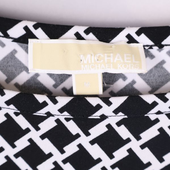 Fokuserad bild på Michael Kors etikett i nacken