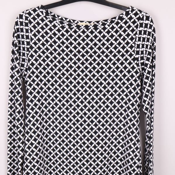 Närbild på klänningens övre del och mönster