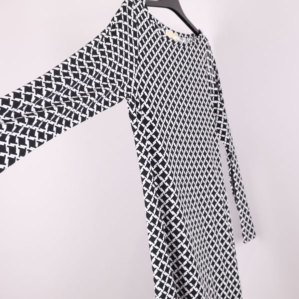 Klänningens lång ärm visas från sidan