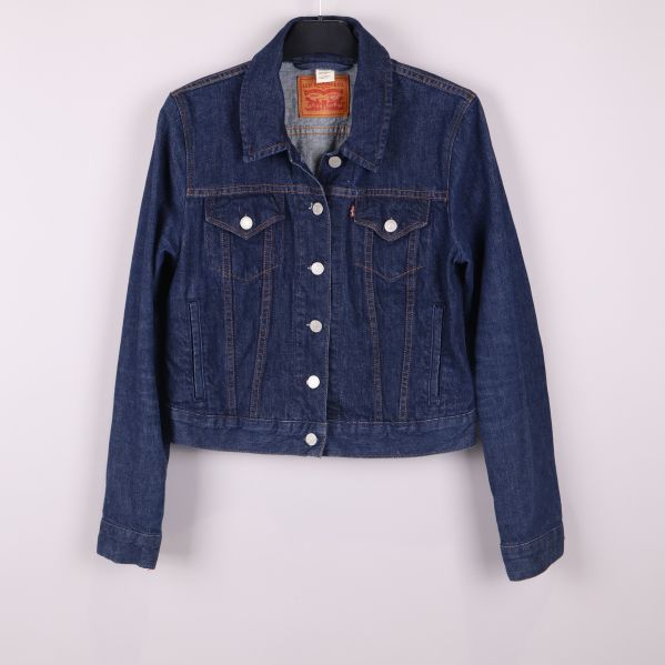 Jeansjacka i mörkblå denim framifrån med knappar