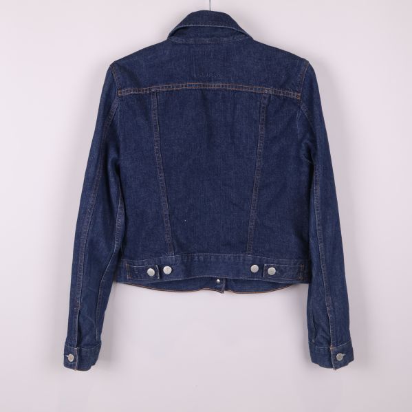 Baksidan av mörkblå jeansjacka i denim