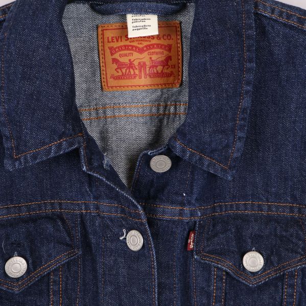 Närbild på Levi’s-märke och överdel av jackan