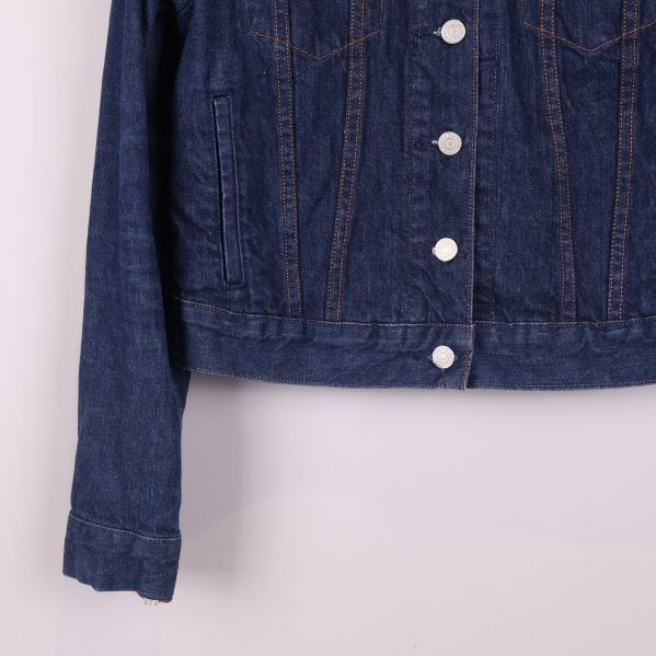 Nedre delen av jeansjackans framsida med ärmslut