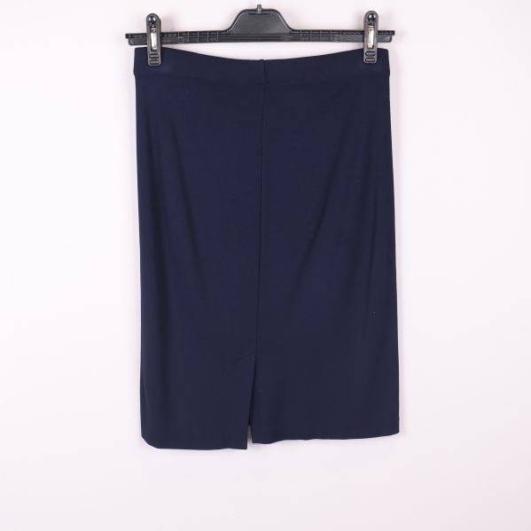 Marinblå pennkjol sedd bakifrån med slits nertill