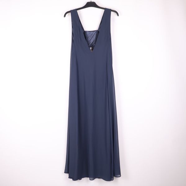 Lång blå klänning med djup v-ringning bak