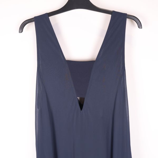 Närbild på v-ringning och axelband fram