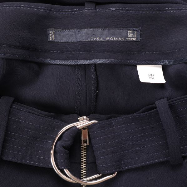 Närbild på Zara Woman etikett och metallbälte