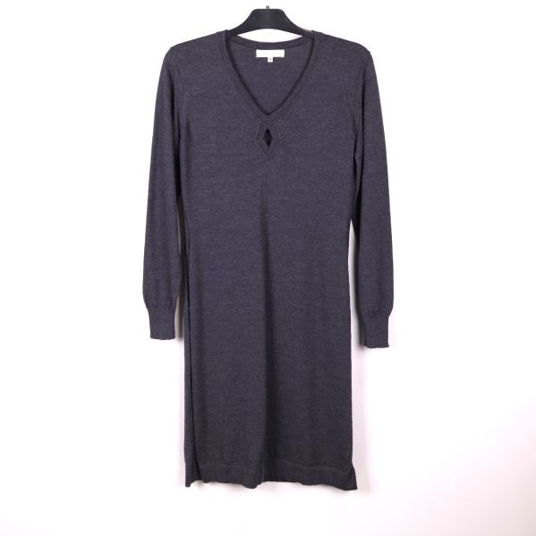 Mörkgrå stickad klänning med V-ringning 