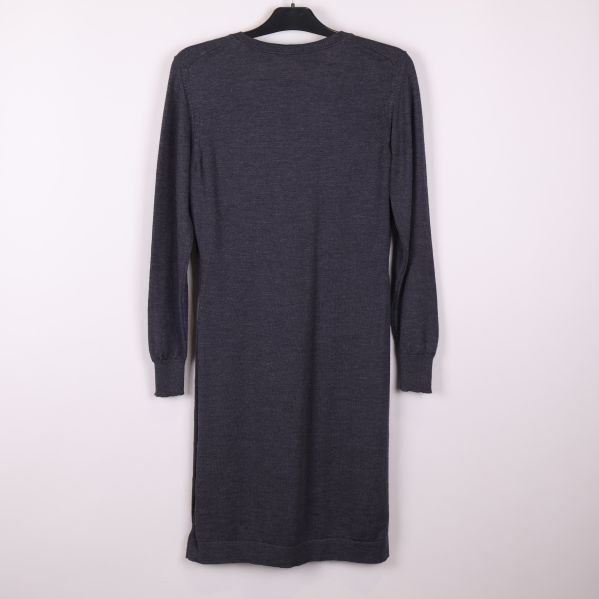 Baksidan av mörkgrå stickad klänning med långa ärmar