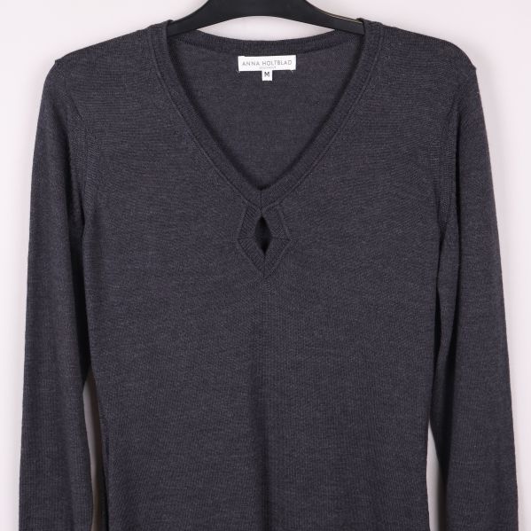 Övre delen av klänningen med tydlig V-ringning och långa ärmar