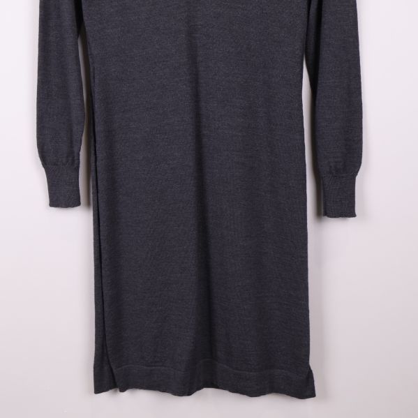 Nedre delen på stickad klänning i mörkgrå färg med ribbad kant