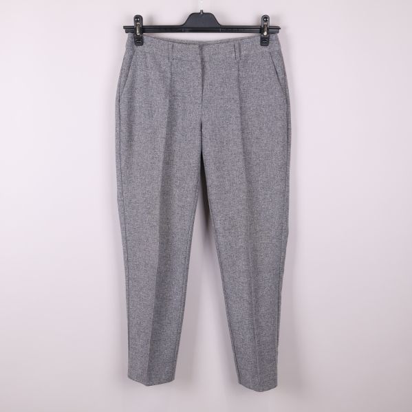 Grå kostymbyxa med struktur fotograferad framifrån