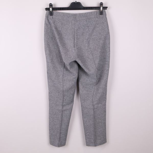 Grå kostymbyxa med struktur fotograferad bakifrån