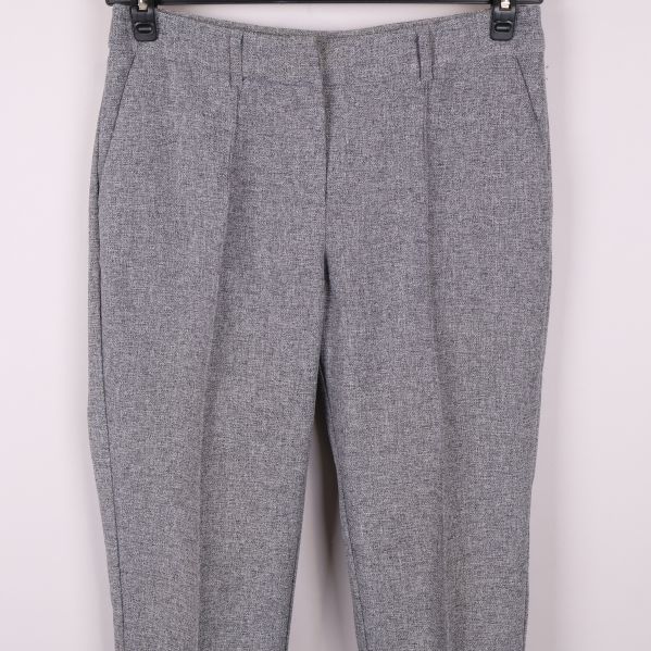 Detaljbild på fickor och linning framtill på byxan