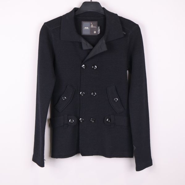 Svart stickad kofta med dubbelknäppning framifrån