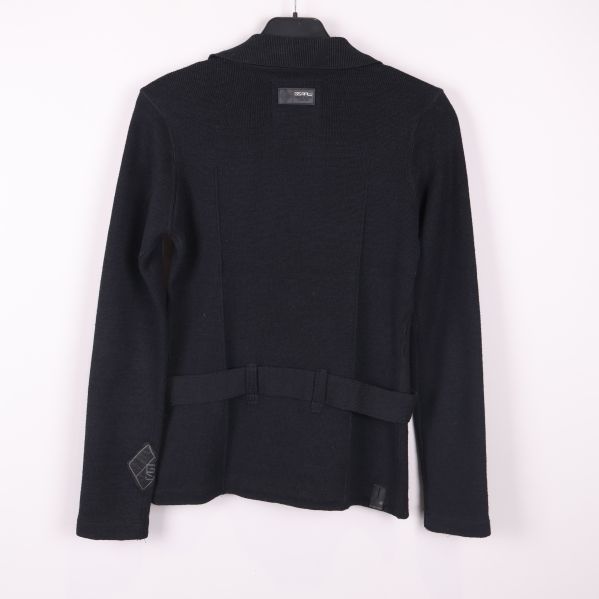 Baksidan av svart kofta med midjebälte