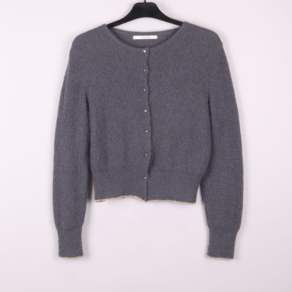 Grå stickad kofta framifrån