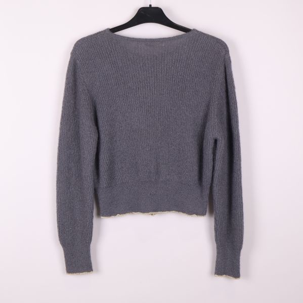 Grå stickad kofta bakifrån