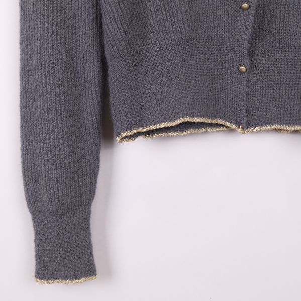 Närbild på koftans nederkant med kontrastkant