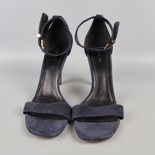 Framsida av mörkblå stilettklackar