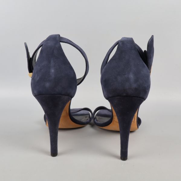 Baksida av mörkblå stilettklackar