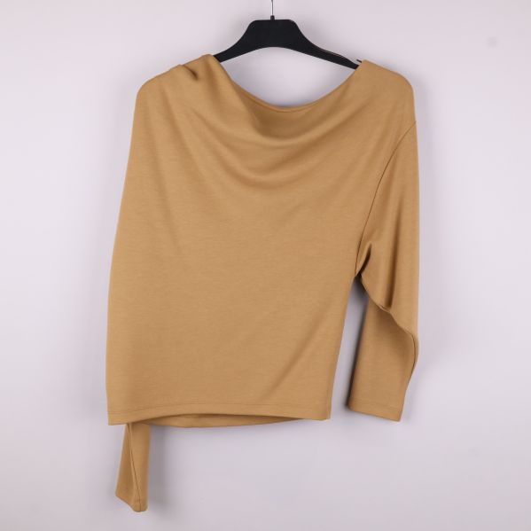 Beige assymetrisk topp bakifrån