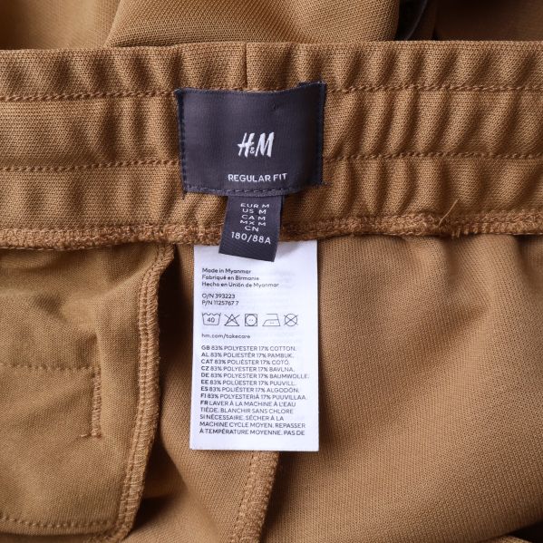Midjeetikett från H&M Regular Fit på insidan av byxorna