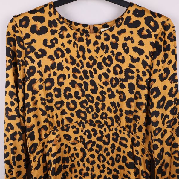 Närbild på leopardmönstrad topp kring bröst och midja