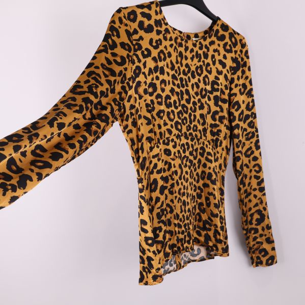 Leopardmönstrad topp med utsträckt ärm i profil