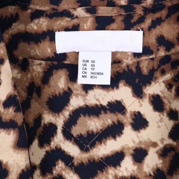 Storleksetikett XS från H&M på leopardmönstrad jacka