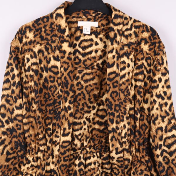 Närbild på leopardmönstrad jackas bröstparti
