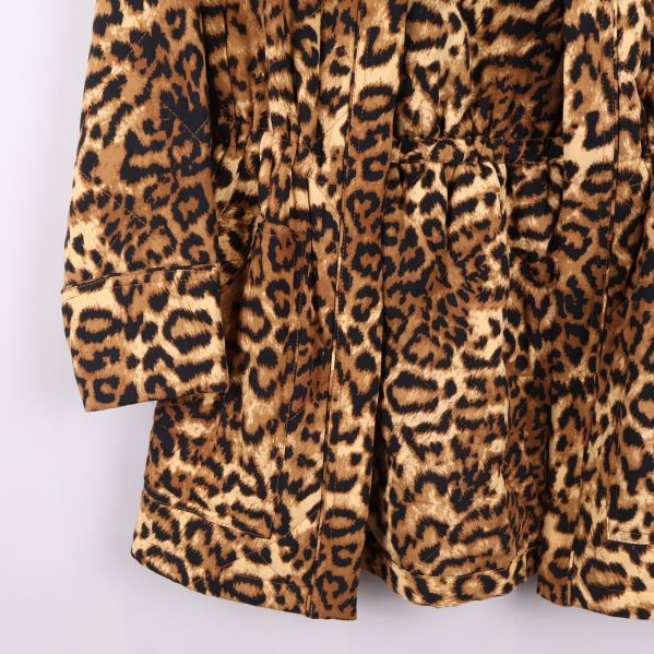 Närbild på ficka och ärm med leopardmönster
