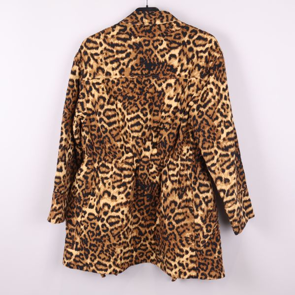 Leopardmönstrad jacka bakifrån 