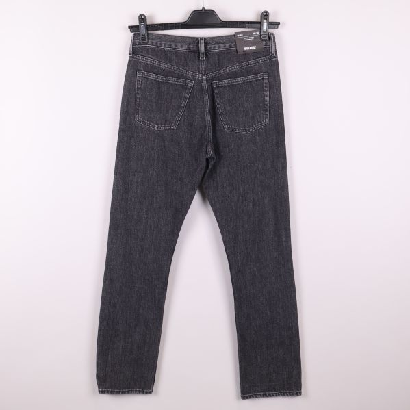 Baksidan av svarta jeans med fickor synliga