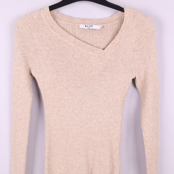 Framsidan av beige ribbstickad tröja med v-ringning