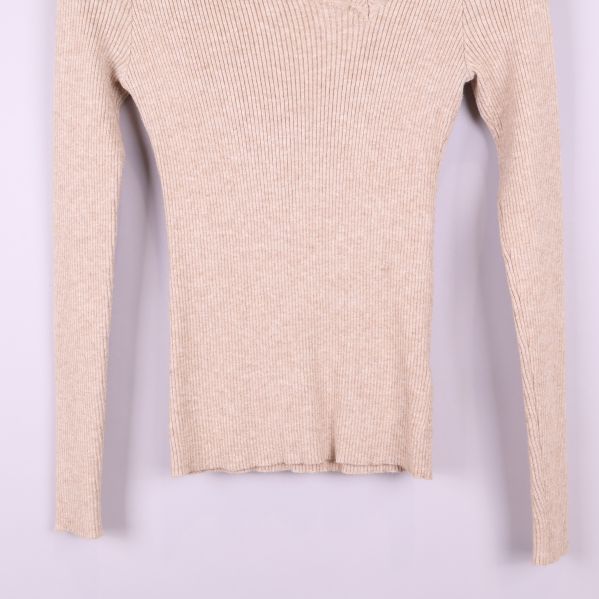 Nederdel av beige ribbstickad tröja
