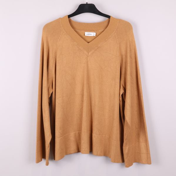 Beige tröja med v-ringning framifrån 