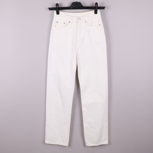 Vita raka jeans sedda framifrån mot ljus bakgrund