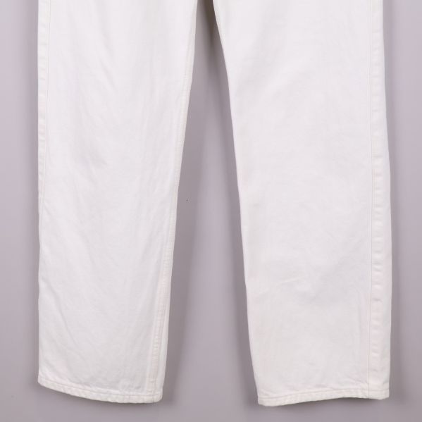 Närbild på vita jeanstyg och byxben