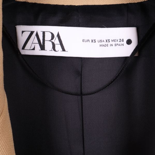 Inneretikett med ZARA-logotyp och storleksinformation