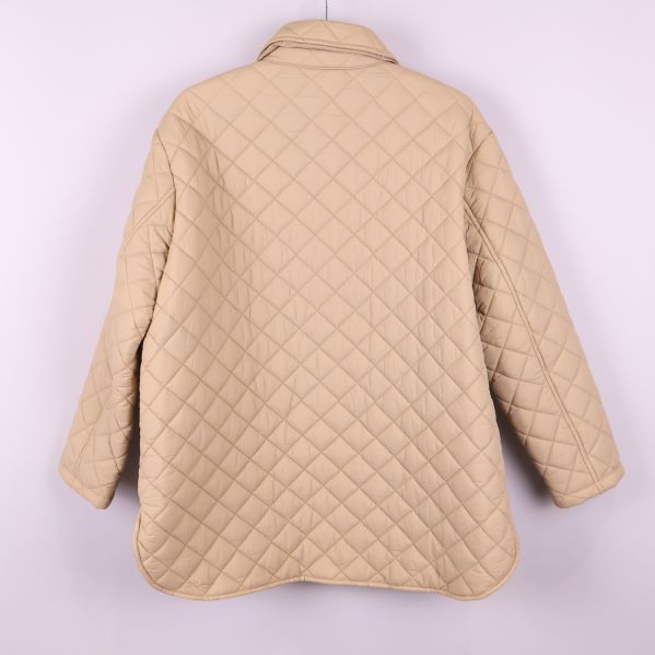 Baksidan av beige quiltad jacka med rutmönster