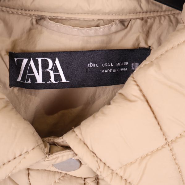 ZARA-märkesetikett i kragen på jackan