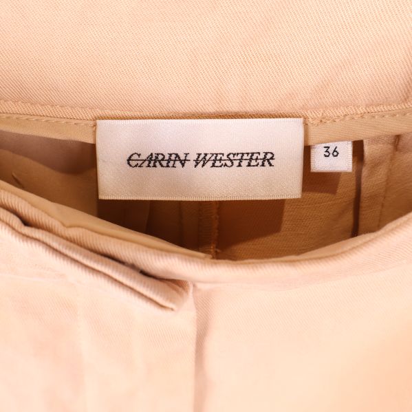 Carin Wester logotyp och storlek i byxlinningen